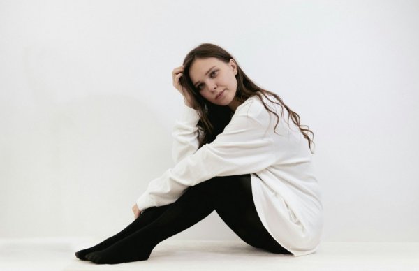 žena s bílou košilí