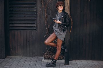 žena opřená o sloup