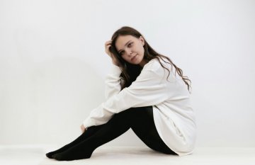 žena s bílou košilí