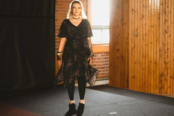 Elegantní legíny k šatům: jak je stylově sladit